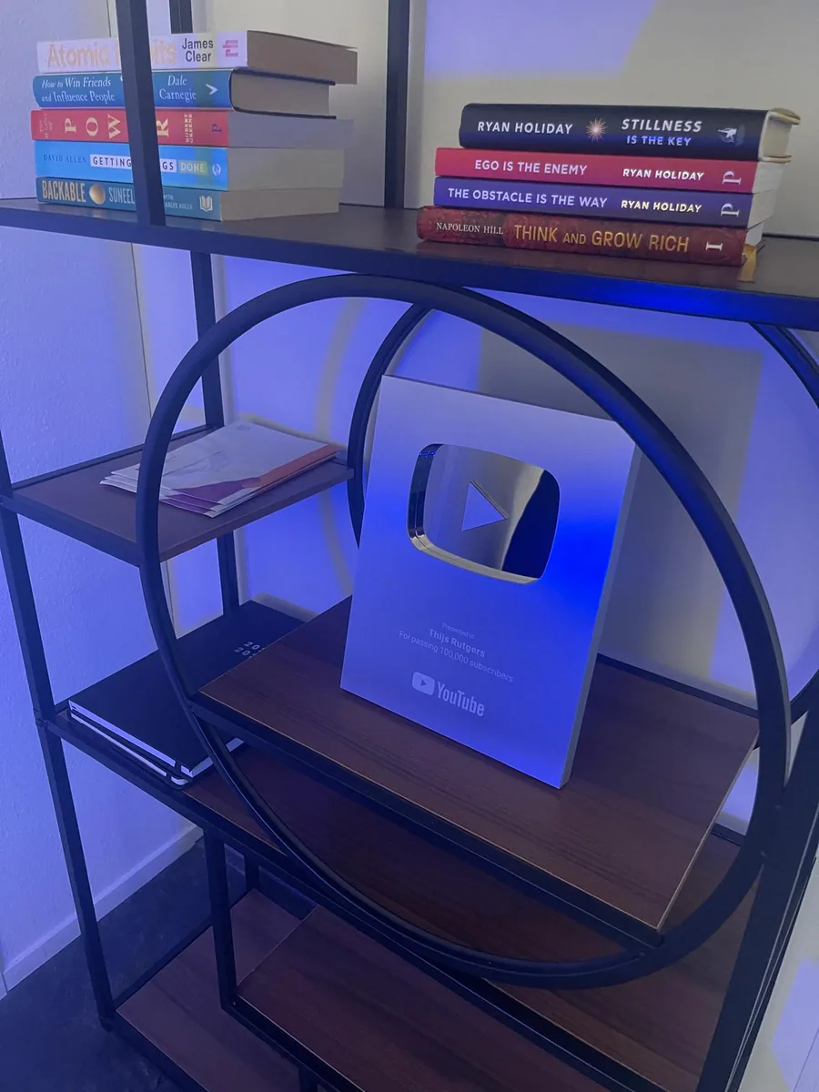 De zilveren YouTube-playbutton van Thijs Rutgers in de kast