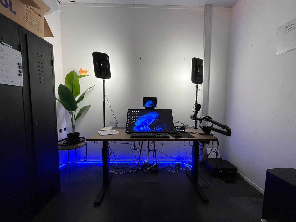 De werkplek van Thijs: bureau met scherm, speakers en microfoon